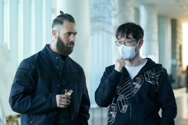 ‘마녀2’ 스틸컷 속 저스틴 하비와 박훈정 감독.