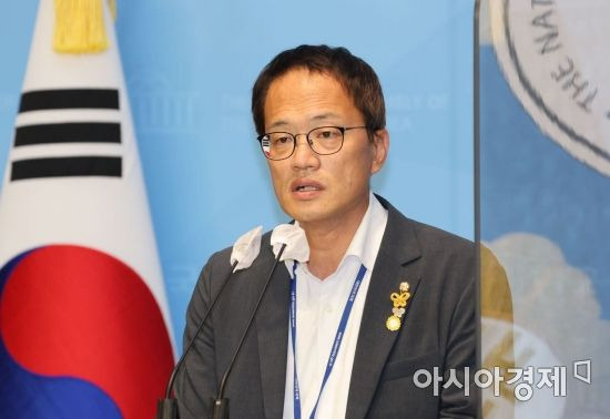 박주민 더불어민주당 의원이 8일 국회 소통관에서 당 대표 선거 출마를 선언을 하고 있다./윤동주 기자 doso7@