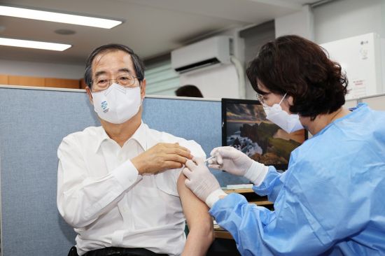 한덕수 국무총리가 지난 8일 오후 서울 종로구보건소에서 코로나19 백신 4차 접종을 하고 있다. [이미지출처=연합뉴스]