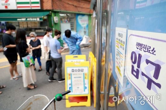 질병관리청 중앙방역대책본부가 10일 0시 기준 코로나19 신규 확진자가 2만410명 발생했다고 밝혔다. 이날 서울 중구보건소에 마련된 선별진료소가 검사를 받으려는 시민과 외국인으로 북적이고 있다. /문호남 기자 munonam@