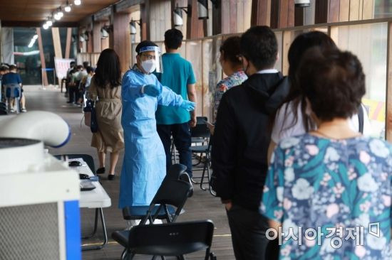 코로나19 재확산 국면에 접어든 11일 서울 송파구보건소에 마련된 선별진료소가 검사를 받으려는 시민들로 북적이고 있다. /문호남 기자 munonam@