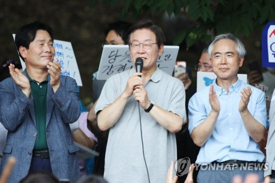 더불어민주당 이재명 상임고문이 10일 오후 광주 서구 5·18 기념공원에서 열린 '이재명과 위로 걸음' 행사에서 발언하고 있다./연합뉴스