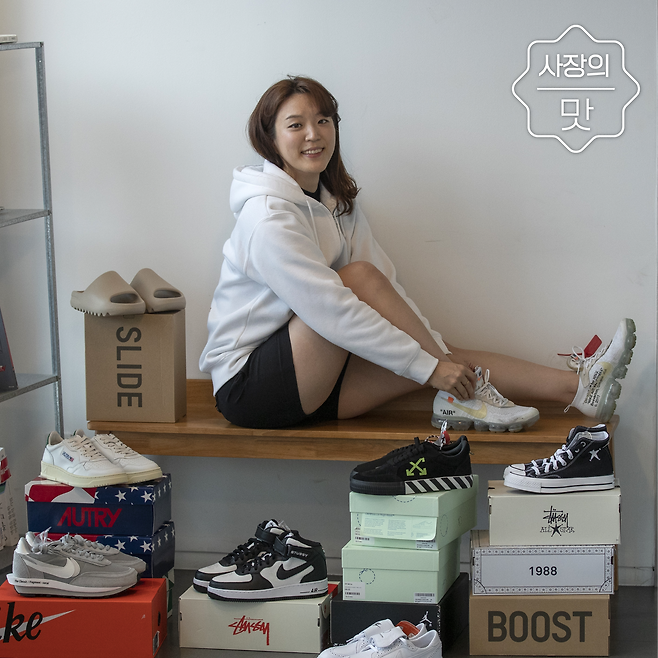 이선용 대표가 본사 사무실에 보관된 신발들과 함께 사진을 찍고 있다. 펄핏은 8만 개 넘는 신발 모델의 사이즈 데이터를 보유하고 있다. 모델별로 사이즈를 데이터화하기 위해 신발을 구해 일일이 길이, 너비 등을 잰다고 한다./박상훈 기자