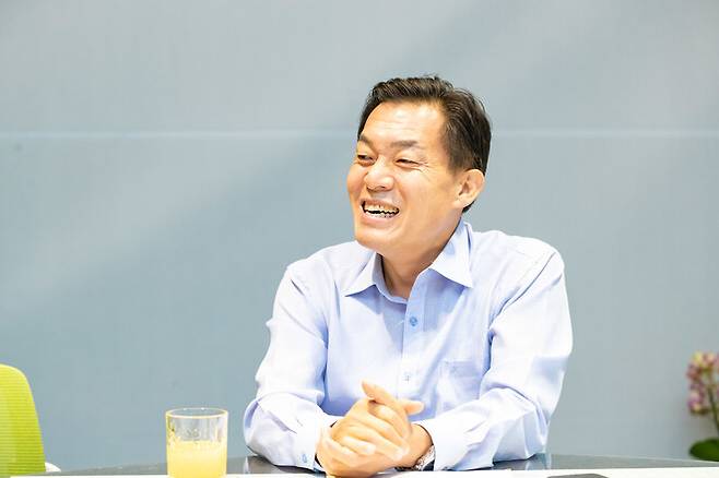 이재준 수원특례시장이 8일 집무실에서 <한겨레>와 인터뷰를 하고 있다. 수원시 제공