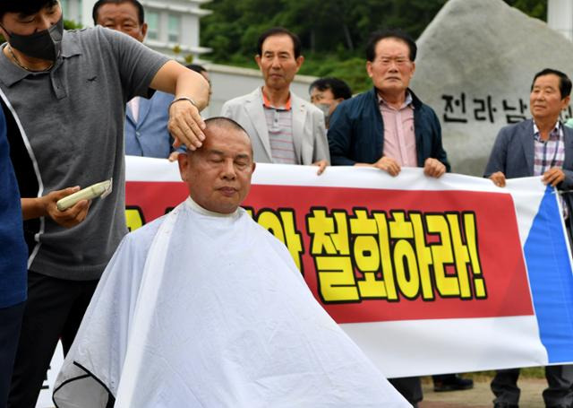 7일 전남 무안군 전남경찰청 앞에서 최철웅 목포경우회장이 행정안전부의 경찰국 설치안 철회를 촉구하며 삭발하고 있다. 뉴시스