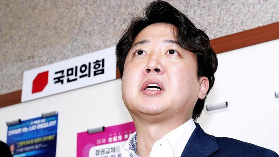 이준석 국민의힘 대표가 지난 8일 오전 0시 13분 서울 여의도 국회에서 열린 국민의힘 윤리위원회에서 소명을 마친 후 입장을 밝히고 있다. 김상선 기자