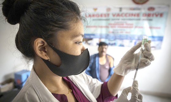 인도에서 코로나19 백신 접종 준비를 하고 있다. AP=연합뉴스