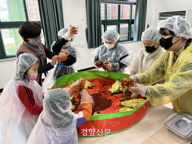 서울에서 농촌으로 유학 온 어린이들이 현지 친구들과 김장체험을 하고 있는 모습. 경향신문 자료사진