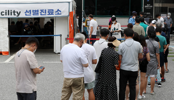 시민들이 10일 오전 서울 강남구보건소에 마련된 선별진료소에서 검사를 받기 위해 줄을 서 있다. 10일 0시 기준 코로나19 신규 확진자 수는 2만410명으로 이틀 연속 2만명을 넘겼다. 뉴시스