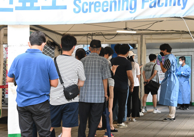 선별진료소 다시 북적 : 코로나19 재유행 확산으로 전주 대비 확진자가 배로 늘어나는 ‘더블링 현상’이 8일째 이어진 11일 오전 서울 용산구보건소 선별진료소에서 시민들이 코로나19 검사를 받기 위해 줄을 서 있다. 김호웅 기자