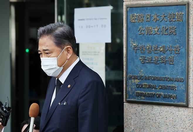 박진 외교부 장관이 11일 서울 종로구 주한일본대사관 공보문화원에 마련된 아베 신조 전 일본 총리 분향소를 찾아 조문을 마친 뒤 취재진의 질문에 답하고 있다. [연합]