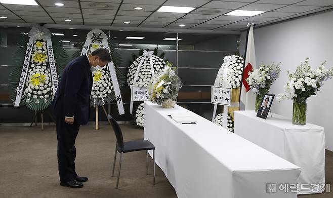 박진 외교부 장관이 11일 오전 서울 종로구 주한일본대사관 공보문화원에 마련된 아베 신조 전 일본 총리 분향소를 찾아 조문하고 있다. 임세준 기자