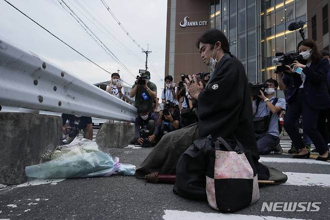 [나라=AP/뉴시스] 아베 신조 전 일본 총리가 피격으로 사망한 8일 일본 나라시 야마토사이다이지역 인근에서 시민들이 아베 전 총리를 추모하고 있다. 2022.07.08.