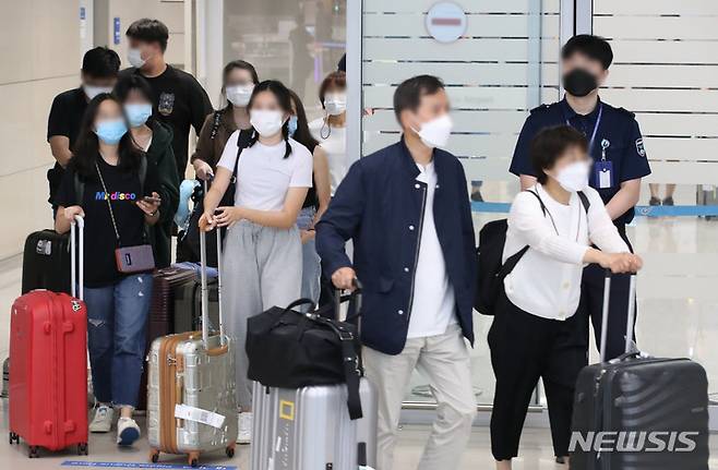 [인천공항=뉴시스] 권창회 기자 = 11일 오전 인천국제공항 제2여객터미널에서 항공기 기체 결함으로 아제르바이잔 바쿠 공항에 비상착륙했던 대한항공 여객기 탑승객들이 입국하고 있다. 대한항공에 따르면 튀르키예(터키) 이스탄불 공항에서 현지시간 9일 오후 6시25분 이륙한 KE9956편(기종 A330-200)은 이륙한지 1시간 30여분 만에 엔진의 진동 메시지를 감지해 최근접 공항인 바쿠 공항으로 목적지를 변경해 착륙했다. 2022.07.11. kch0523@newsis.com