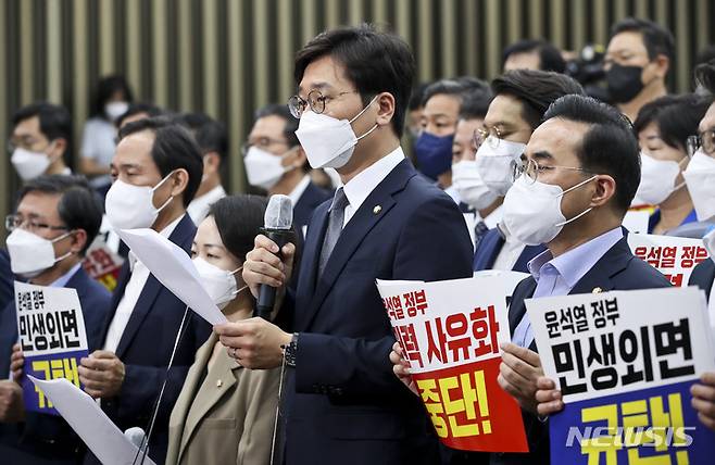 [서울=뉴시스] 김선웅 기자 = 11일 서울 여의도 국회에서 열린 더불어민주당 의원총회에서 장철민 의원이 윤석열 정부를 규탄하는 내용의 성명서를 낭독하고 있다. (공동취재사진) 2022.07.11. photo@newsis.com