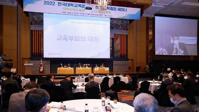 장상윤 교육부 차관이 지난달 23일 대구 수성구 인터불고호텔에서 열린 '한국대학교육협의회 하계 대학 총장 세미나'에서 발언하고 있다. 교육부 기자단이 참석한 전국 대학 총장 133명을 대상으로 실시한 설문조사 결과 응답자의 65.9%가 수도권 대학의 첨단분야 학과 정원 등 규제완화에 반대했다. 연합뉴스