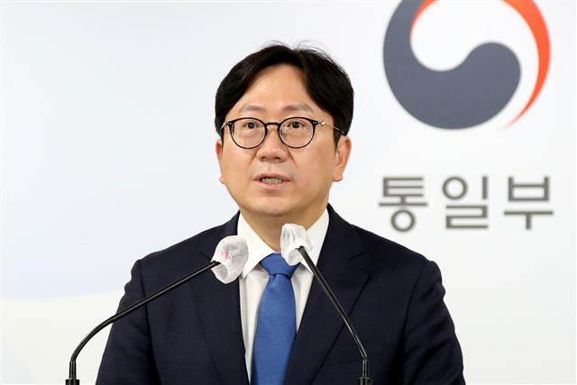 통일부 정례브리핑 - 조중훈 통일부 대변인이 11일 서울 종로구 정부서울청사에서 정례브리핑을 하고 있다. 2022.7.11 뉴스1