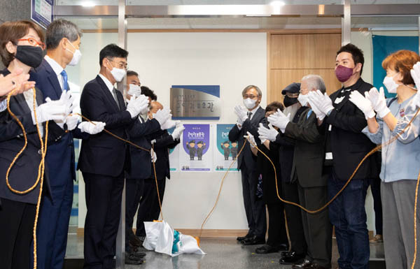 군인권보호관 출범식이 열린 지난 7월 1일 서울 중구 국가인권위원회 인권교육센터에서 참석자들이 현판식을 하고 있다. / 문재원 기자