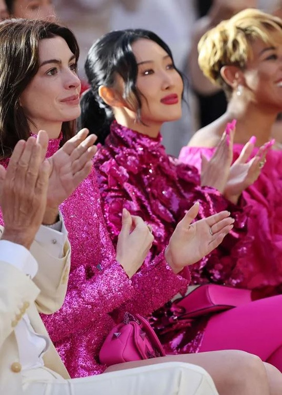 Group MAMAMOO Hwasa has been shouldered by Hollywood actor Anne Hathaway.Fashion magazine Harpers Bazaar Japan released Hwasa and Anne Hathaway two shots on the official Instagram on the 10th.The photos show Hwasa and Anne Hathaway attending a luxury brand Haute Couture fashion show.The pair sat side by side in colorful pink costumes, staring at the camera: Hwasa is a fashion full of colorful pink flowers, and Anne Hathaway has drawn attention in spangled fashion.In particular, Hwasa has maintained a dignified attitude in the photo wall and attracted attention by emitting a unique chic charm.Meanwhile, Hwasa is currently appearing on MBC entertainment program I Live Alone; Anne Hathaway appeared on Apple TV+ Were Blowing Up.Photo: Harpers Bazaar Japans official Instagram