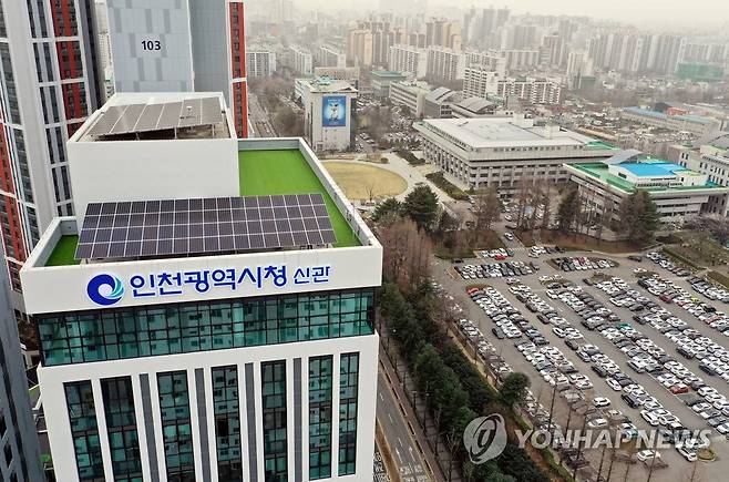 인천시청 본청과 신관 (인천=연합뉴스) 윤태현 기자 = 29일 오후 인천시 남동구 인천광역시청 신관 건물(왼쪽)에 간판이 걸려 있다.  오른쪽 건물은 시청 본청. 2021.3.29 tomatoyoon@yna.co.kr