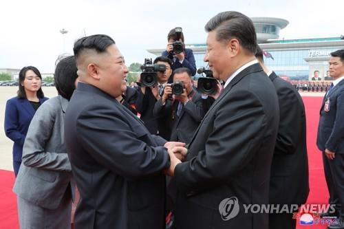 2019년 6월 방북후 귀국하는 시진핑 환송하는 김정은 [평양 조선중앙통신=연합뉴스 자료사진]