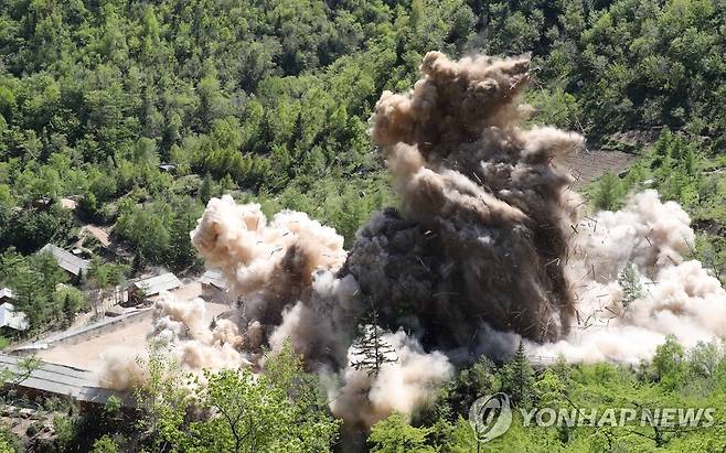 지난 2018년 北풍계리 갱도 폭파 모습 [연합뉴스 자료사진]