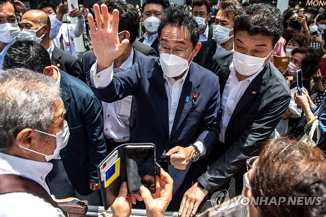 참의원 선거 지원 나서는 기시다 일본 총리 (요코하마 AFP=연합뉴스) 기시다 후미오 일본 총리가 지난달 24일 참의원 선거에 나서는 자민당 후보 지원을 위해 요코하마의 요코하마역을 방문하며 제스처를 취하고 있다. 2022.6.24 jsmoon@yna.co.kr