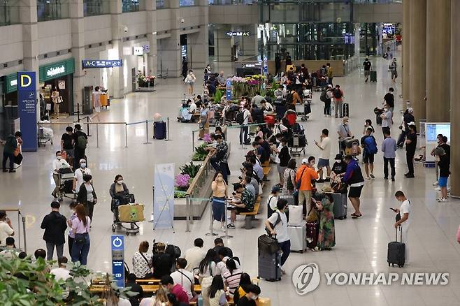 붐비는 인천공항 입국장 [연합뉴스 자료사진]