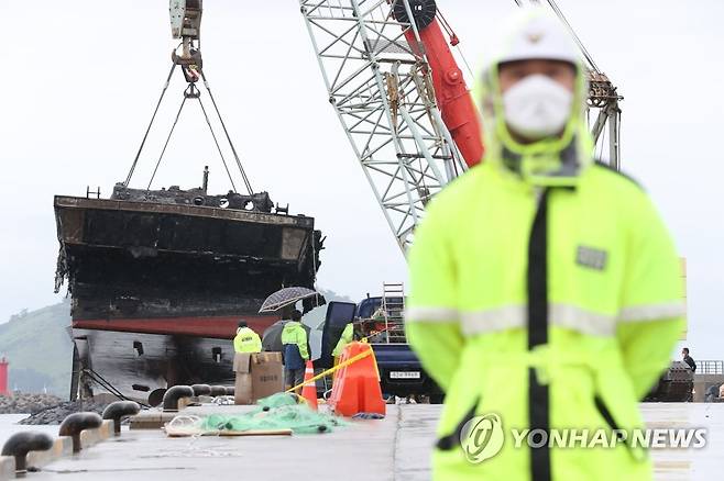 인양되는 한림항 화재 선박 (제주=연합뉴스) 박지호 기자 = 11일 오전 제주시 한림읍 한림항에서 크레인 2대가 화재 선박을 인양하고 있다. 2022.7.11 jihopark@yna.co.kr