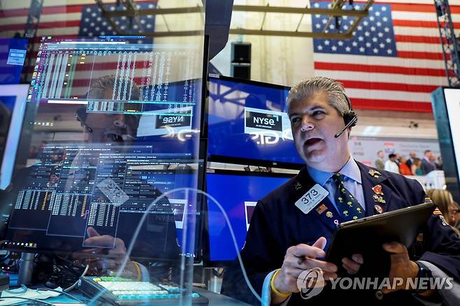 NYSE 입회장에서 거래하는 트레이더의 모습