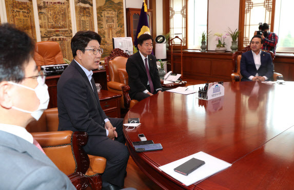 12일 오전 서울 여의도 국회의장실에서 열린 여야 원내대표 회동에서 권성동 국민의힘 당 대표 직무대행 겸 원내대표(사진 왼쪽 두번째)가 발언하고 있다.(사진=이데일리 노진환 기자)