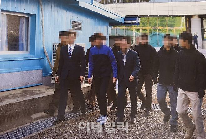 탈북어민이 북한으로 송환되고 있는 모습 (사진=통일부)