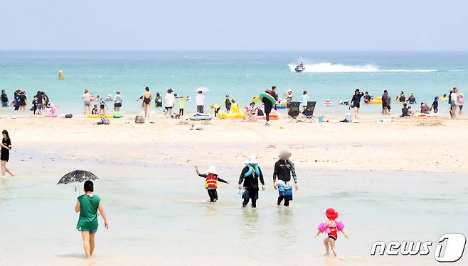 산지를 제외한 제주 전역에 폭염특보가 발효된 지난 10일 오후 제주시 함덕해수욕장에서 피서객들이 물놀이를 하고 있다. 2022.7.10/뉴스1 © News1 오현지 기자