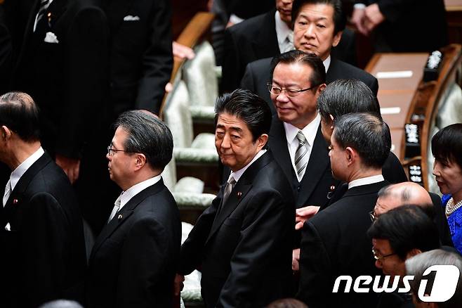 아베 신조 전 일본 총리가 지난해 도쿄의 중의원과 참의원 합동 회의에서 일왕의 정기국회 개회선언을 듣고 퇴장하고 있다. © AFP=뉴스1 © News1 우동명 기자