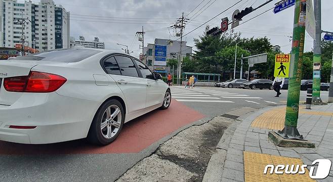 보행자 보호 의무를 강화한 도로교통법 개정안 시행일인 12일 충북 청주시 상당구 용암농협 사거리에서 우회전을 하려는 승용차가 횡단보도 앞에서 정차 중이다.2022.7.12/© 뉴스1 조준영 기자