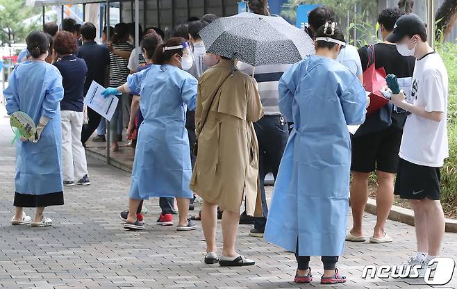 11일 오후 대구 달서구보건소 뒤편 월성공원에 마련된 선별진료소에서 시민들이 줄지어 코로나19 검사를 기다리고 있다. 2022.7.11/뉴스1 © News1 공정식 기자