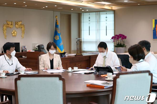 윤석열 대통령이 12일 용산 대통령실에서 이영 중소벤처기업부 장관으로부터 업무보고를 받고 있다. (대통령실 제공) 2022.7.12/뉴스1 © News1 안은나 기자