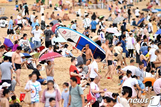 10일(현지시간) 중국 동부 산둥지방 칭다오의 한 해변이 피서객들로 인산인해를 이루고 있다. 2022.07.10 © AFP=뉴스1 © News1 정윤미 기자