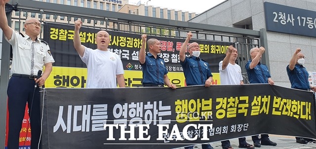 전국 경찰 직장협의회는 12일 오전 세종 행정안전부 청사 앞에서 마지막 삭발식을 진행했다. 지난 4일 돌입한 이후 8일 만이다./주현웅 기자