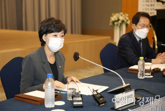 박순애 부총리 겸 교육부 장관이 11일 오후 충남 롯데 부여리조트에서 열린 전국시도교육감협의회 총회에 참석해 발언하고 있다.