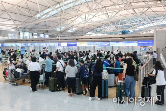 한 설문조사에서 한국인들이 가장 선호하는 해외여행지가 일본으로 나타났다. 사진은 지난달 8일 이용객들로 북적이는 인천국제공항 제1여객터미널 출국장.