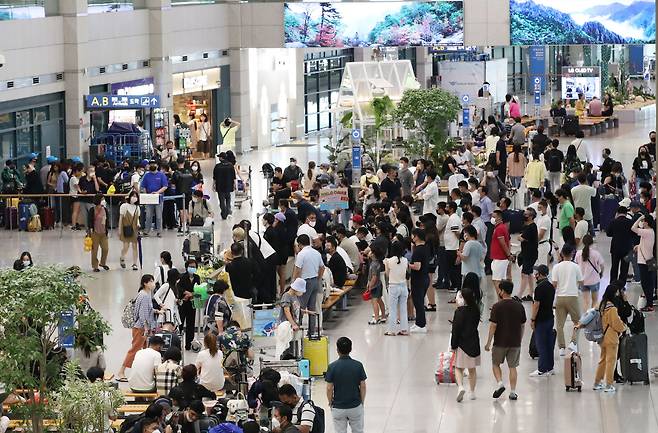 9일 인천 영종도 인천국제공항 제1여객터미널 입국장이 여행객들로 붐비고 있다. 인천국제공항공사는 올해 상반기 국제선 여객이 393만7천여명(일일 6만6000명)으로 전년 동기보다 233.2% 늘었다고 지난 7일 밝혔다./뉴스1