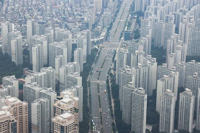 서울 송파구 서울스카이 전망대에서 바라본 강남, 송파 일대 아파트 모습. /연합뉴스