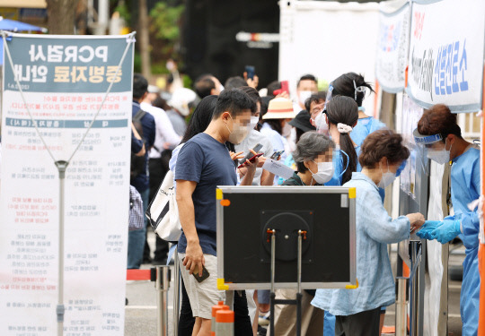 코로나19가 다시 확산하고 있는 12일 오전 서울 강남구보건소에 마련된 선별진료소를 찾은 시민들이 검사 순서를 기다리고 있다.                                                                        사진=연합뉴스