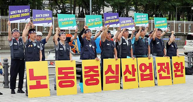 12일 서울 용산구 전쟁기념관 앞에서 열린 전국금속노동조합 7.20 총파업 돌입 선포 기자회견에서 노조원들이 구호를 외치고 있다. 연합뉴스