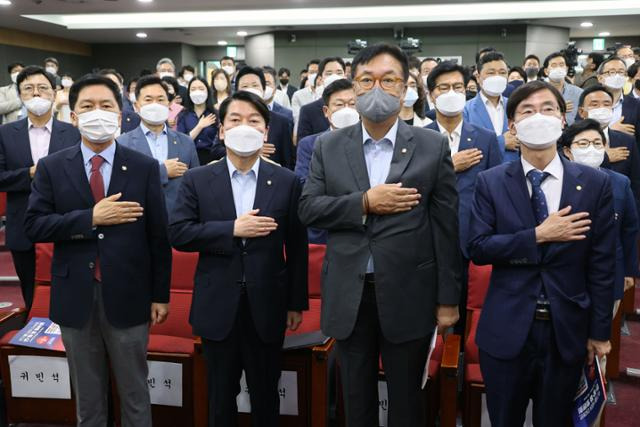 안철수(왼쪽 두 번째) 국민의힘 의원 주최로 12일 국회 의원회관에서 열린 '위기를 넘어 미래로, 민·당·정 토론회'에서 김기현(왼쪽부터) 의원과 안철수 의원, 정진석 국회부의장, 조경태 의원이 국기에 대한 경례를 하고 있다. 국회사진기자단