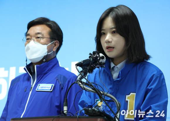 지난 5월 30일 박지현 당시 더불어민주당 공동상임선대위원장이 인천 계양구 경명대로 이재명 캠프사무실에서 열린 ‘투표해야 이깁니다’ 합동 기자회견에서 발언하고 있다. 왼쪽은 윤호중 공동상임선대위원장. [사진=국회사진취재단]