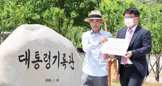 2020년 9월 북한군이 피살한 해양수산부 공무원 고 이대준 씨의 형 이래진 씨(왼쪽)와 김기윤 변호사가 지난 5월 세종시 어진동 대통령기록관 앞에서 청와대를 상대로 한 정보공개 청구 소송에서 승소한 자료를 대통령기록관에 전달하기 위해 이동하는 모습. 연합뉴스.