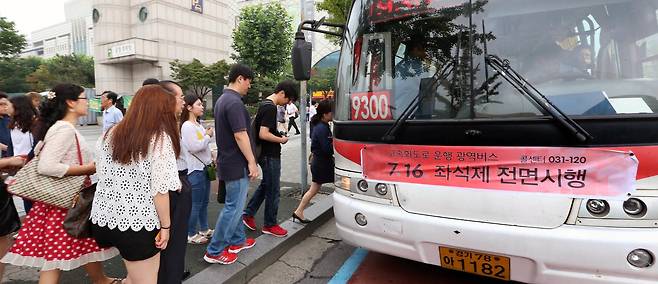 2014년 수도권 광역버스 입석 운행 전면 금지 당시 모습. [연합뉴스]