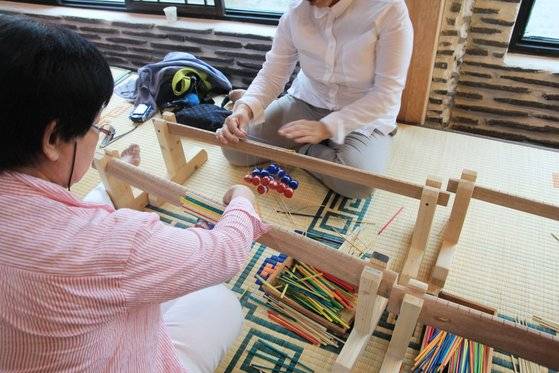 강화도령 화문석에서는 체험 프로그램을 운영한다. 컵 받침, 방석 등을 만들어볼 수 있다. 사진 강화도령화문석